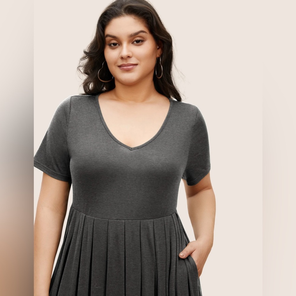2/$38 š„š BloomChic Grey V-neck Pleated Casual Midi Dress | Size 22-24 | 2596 - Picture 4 of 11